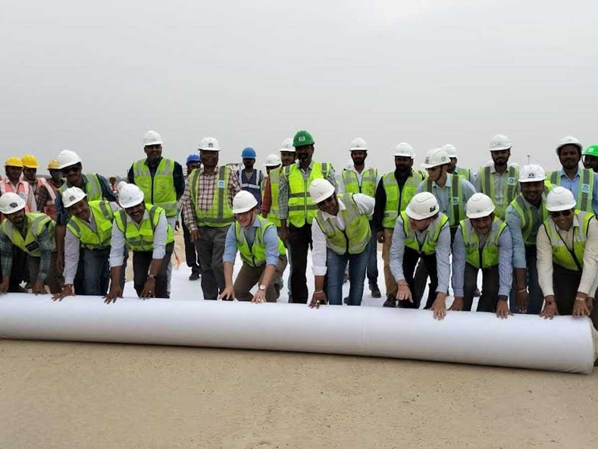 नोएडा एयरपोर्ट का रनवे मूर्त रूप लेने की ओर अग्रसर नोएडा एयरपोर्ट का रनवे मूर्त रूप लेने की ओर अग्रसर